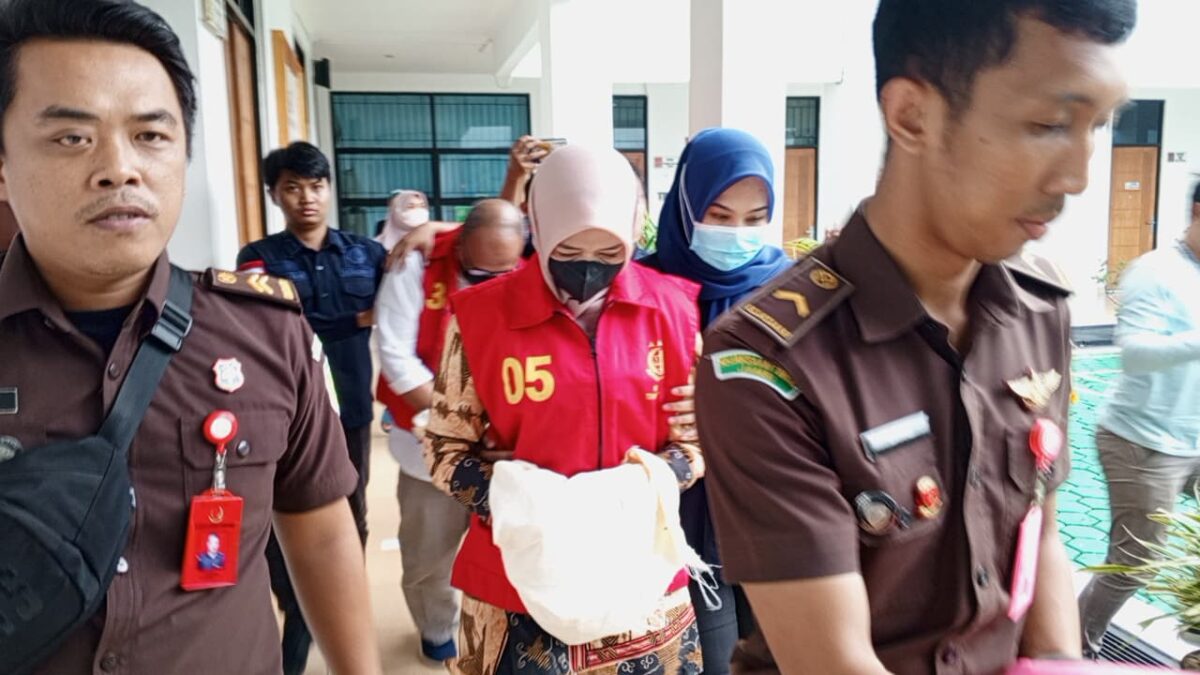 Tersangka Dugaan Korupsi CT Scan, Mantan Direktur RSUD-BM inisial MY dan rekanan MTP saat digiring Kejaksaan Negeri Tanggamus, Kamis 24 April 2025 | Herdi/Media Prioritastv.com.
