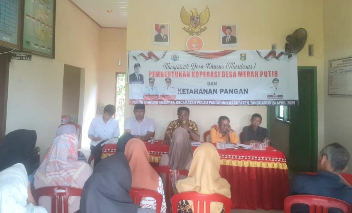 Kakon Gunung Meraksa, Pulau Panggung, Tanggamus saat memberikan arahan kepada peserta Musdesus Pembentukan Koperasi Merah Putih di Balai Pekon setempat, Kamis 24 April 2025 | Mustar Arifin/Media Prioritastv.com.