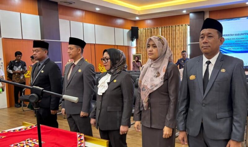 Kelima ASN yang dilantik menjadi pejabat administrator di lingkup Pemkab Tanggamus, Jumat 25 April 2025 | Dok. Istimewa.