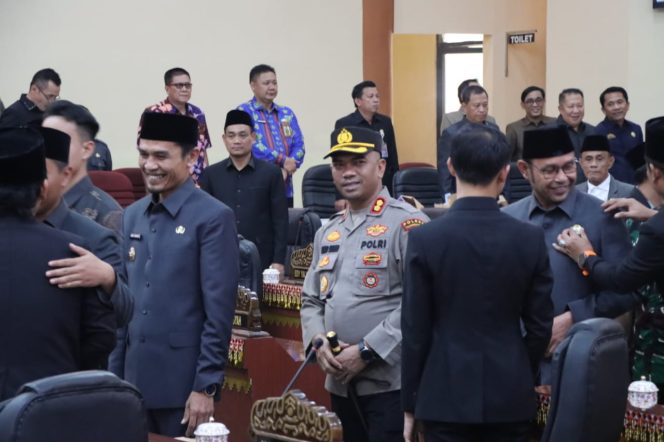 
					Kapolres Tanggamus AKBP Rahmad Sujatmiko saat menghadiri paripurna DPRD Tanggamus, Jumat 25 April 2025 |