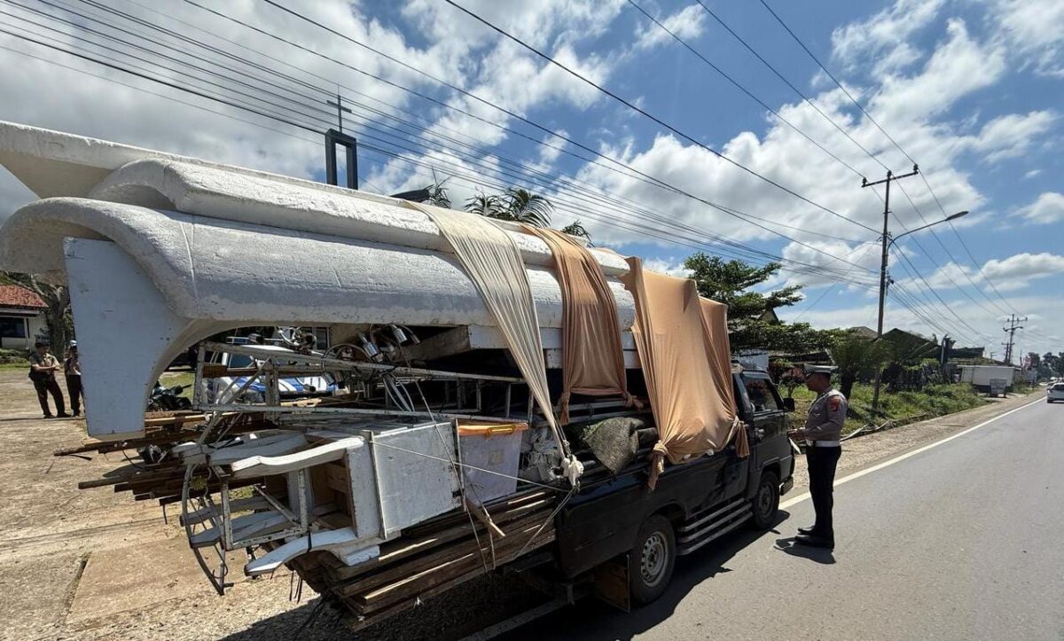 Kendaraan Pickup L300 muatan berlebih yang di tilang Sat Lantas Polres Tanggamus di Jalinbar Gisting, Jumat 25 April 2025 |