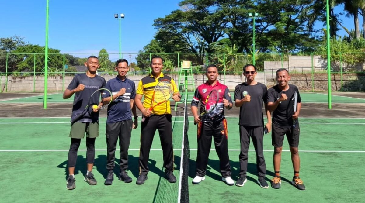 Kapolres Tanggamus AKBP Rahmad Sujatmiko usai beraksi di Tennis Season For Beginner, Jumat 25 April 2025 | Dok. Humas Polres Tanggamus.