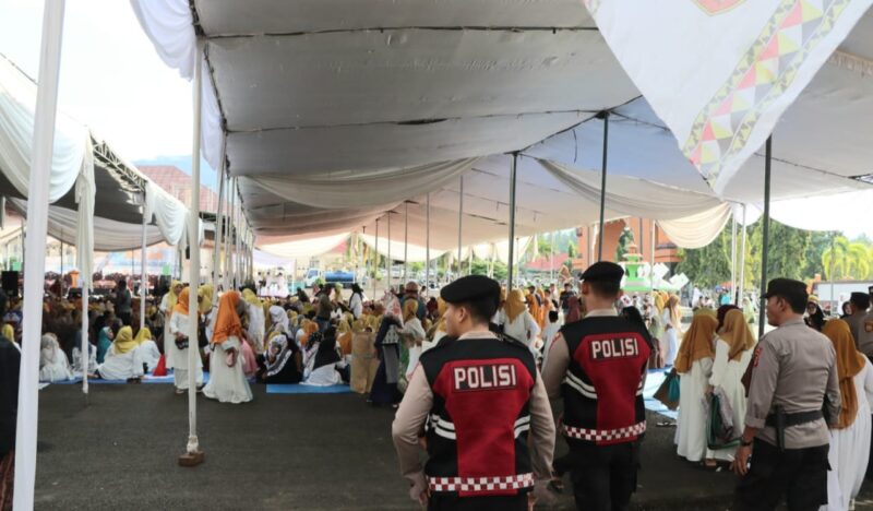 Personil Polres Tanggamus yang telah berada di lokasi tabligh akbar UAS di Halaman Masjid Nurul Faidzin Islamic Center, Kota Agung, Sabtu 26 April 2025 | Herdi/Media Prioritastv.com.