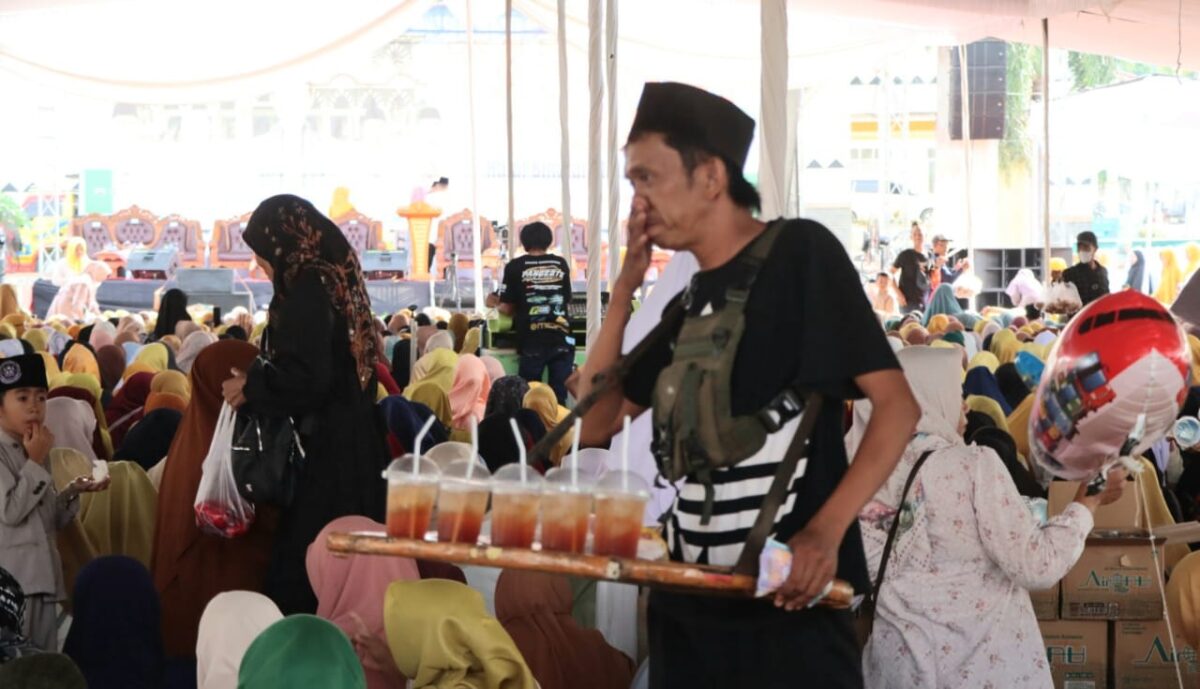 Salah satu pedagang saat menjajakan minuman es teh kepada para jamaah Ustad Abdul Somad di Islamic Center, Kota Agung, Sabtu 26 April 2025 | Herdi/Media Prioritastv.com.