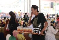 Salah satu pedagang saat menjajakan minuman es teh kepada para jamaah Ustad Abdul Somad di Islamic Center, Kota Agung, Sabtu 26 April 2025 | Herdi/Media Prioritastv.com.