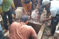 Warga saat melakukan evakuasi bocah yang terperosok ke dalam sumur di Dusun Parakan, Pekon Talagening, Kota Agung Barat, Tanggamus, Sabtu 26 April 2025 | Dok. Istimewa.