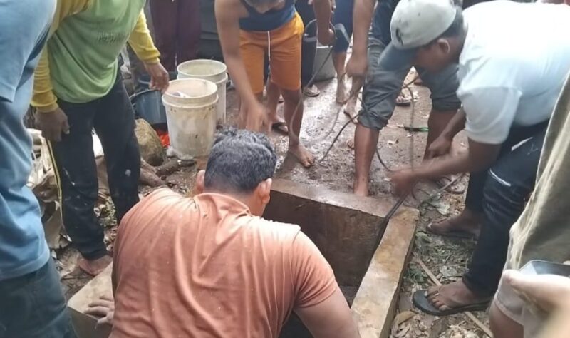 Warga saat melakukan evakuasi bocah yang terperosok ke dalam sumur di Dusun Parakan, Pekon Talagening, Kota Agung Barat, Tanggamus, Sabtu 26 April 2025 | Dok. Istimewa.