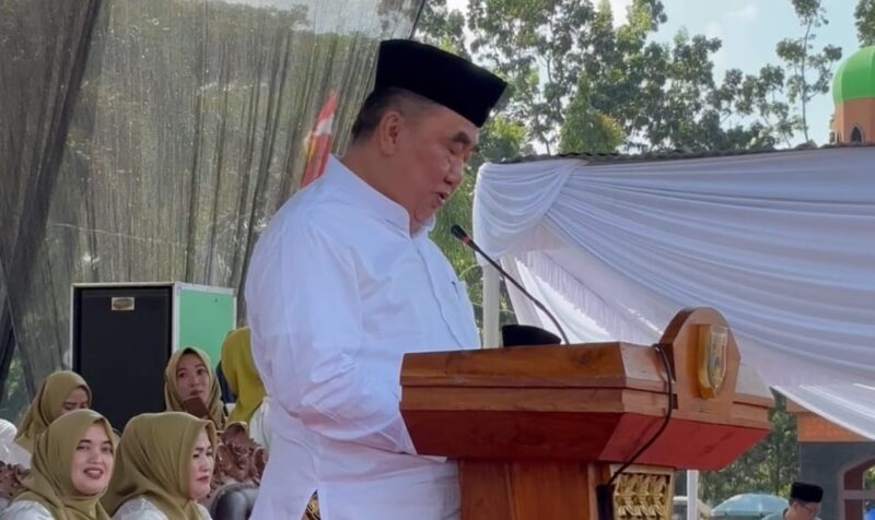 Bupati Tanggamus, Moh. Saleh Asnawi saat memberikan sambutan dalam Tabligh Akbar dan Halal Bihalal di Halaman Masjid Nurul Faidzin Islamic Center, Kota Agung, Sabtu 26 April 2025 | Herdi/Media Prioritastv.com.