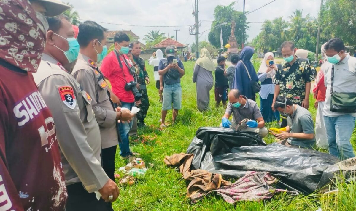 Polisi saat melakukan identifikasi temuan mayat pria anonim di saluran irigasi primer Kampung Rama Dewa, Kecamatan Seputih Raman, Lampung Tengah, pada Sabtu (26/4/2025) sekitar pukul 10.15 WIB | Dok. Humas Polres Lampung Tengah.