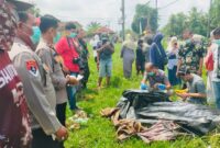 Polisi saat melakukan identifikasi temuan mayat pria anonim di saluran irigasi primer Kampung Rama Dewa, Kecamatan Seputih Raman, Lampung Tengah, pada Sabtu (26/4/2025) sekitar pukul 10.15 WIB | Dok. Humas Polres Lampung Tengah.