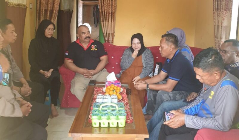 WSN Nusantara 2018 saat takjiah dan menyerahkan tali asih kepada keluarga Almarhum Anumerta Lusiyanto di Fajaresuk, Pringsewu, Sabtu 26 April 2025 | Davit/Media Prioritastv.com.