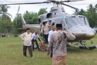 Ustad Abdul Somad saat turun dari helikopter yang membawanya dari Bandar Lampung, Sabtu 26 April 2025 | Herdi/Media Prioritastv.com.