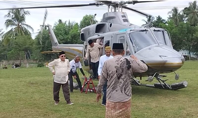 Ustad Abdul Somad saat turun dari helikopter yang membawanya dari Bandar Lampung, Sabtu 26 April 2025 | Herdi/Media Prioritastv.com.