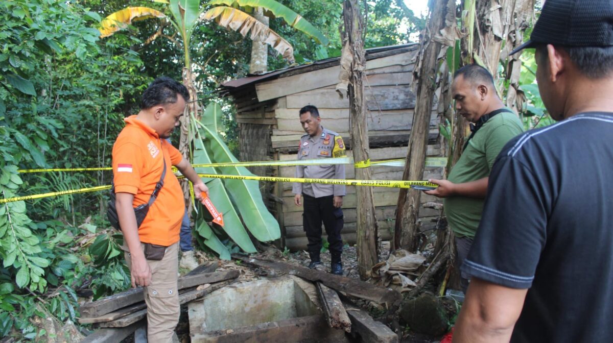 Polisi saat melakukan pemeriksaan sumur, TKP terperosoknya anak di Dusun Parakan Pekon Tala Gening, Kota Agung, Tanggamus, Sabtu 26 April 2025 | Dok. Humas Polres Tanggamus.