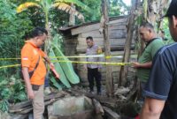 Polisi saat melakukan pemeriksaan sumur, TKP terperosoknya anak di Dusun Parakan Pekon Tala Gening, Kota Agung, Tanggamus, Sabtu 26 April 2025 | Dok. Humas Polres Tanggamus.