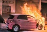 Mobil terbakar di Jalan Raya Sidodadi, Kecamatan Kedaton, Kota Bandar Lampung tepatnya didepan Kristie Aesthetic Clinik pada Sabtu (26/4/2025) malam | Dok. Ist.