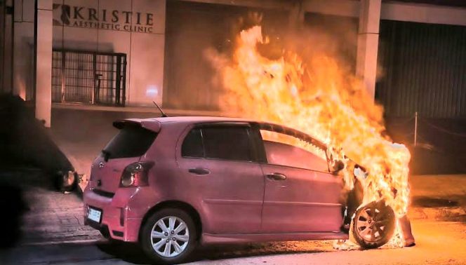 Mobil terbakar di Jalan Raya Sidodadi, Kecamatan Kedaton, Kota Bandar Lampung tepatnya didepan Kristie Aesthetic Clinik pada Sabtu (26/4/2025) malam | Dok. Ist.