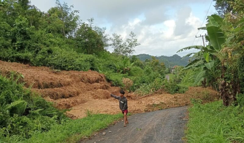 Material longsor yang menutup jalan utama di perbatasan Pekon Paku Kelumbayan dan Pekon Batu Patah, Kelumbayan Barat, Senin 28 April 2025 | Dok. Solahudin Magad.
