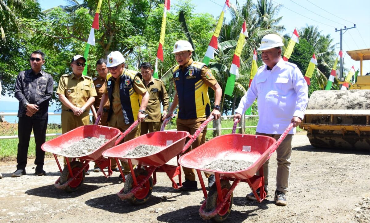 Gubernur Lampung RMD dan Bupati Tanggamus Moh Saleh Asnawi serta Anggota DPRD Lampung Mukhlis Basri saat peletakan batu pertama perbaikan jalan ruas Kuripan, Limau - Kota Agung Timur di Pekon Tegineneng, Limau, Senin 28 April 2025 | Herdi/Media Prioritastv.com.
