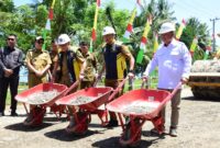 Gubernur Lampung RMD dan Bupati Tanggamus Moh Saleh Asnawi serta Anggota DPRD Lampung Mukhlis Basri saat peletakan batu pertama perbaikan jalan ruas Kuripan, Limau - Kota Agung Timur di Pekon Tegineneng, Limau, Senin 28 April 2025 | Herdi/Media Prioritastv.com.