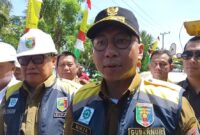 Gubernur Lampung RMD didampingi Bupati Tanggamus Moh. Saleh Asnawi dan Anggota DPRD Lampung Mukhlis Basri serta Ketua DPRD Tanggamus Agung Setyo Utomo saat memberikan keterangan pers usai peletakan batu pertama perbaikan jalan ruas Kuripan, Limau - Kota Agung Timur di Pekon Tegineneng, Limau, Senin 28 April 2025 | Herdi/Media Prioritastv.com.