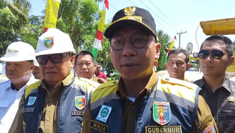Gubernur Lampung RMD didampingi Bupati Tanggamus Moh. Saleh Asnawi dan Anggota DPRD Lampung Mukhlis Basri serta Ketua DPRD Tanggamus Agung Setyo Utomo saat memberikan keterangan pers usai peletakan batu pertama perbaikan jalan ruas Kuripan, Limau - Kota Agung Timur di Pekon Tegineneng, Limau, Senin 28 April 2025 | Herdi/Media Prioritastv.com.