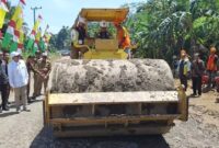 Bupati Tanggamus Moh. Saleh Asnawi saat menaiki walles melakukan pemadatan jalan di Pekon Tegineneng, Limau, Tanggamus, Senin 28 April 2025 | Herdi/Media Prioritastv.com.