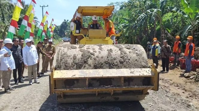 
					Bupati Tanggamus Moh. Saleh Asnawi saat menaiki walles melakukan pemadatan jalan di Pekon Tegineneng, Limau, Tanggamus, Senin 28 April 2025 | Herdi/Media Prioritastv.com.