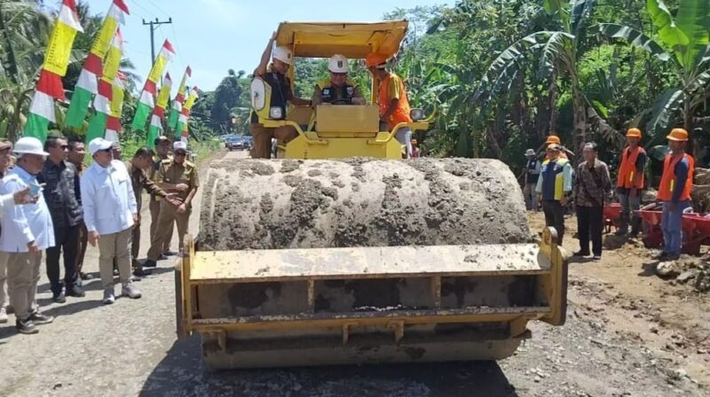 Bupati Tanggamus Moh. Saleh Asnawi saat menaiki walles melakukan pemadatan jalan di Pekon Tegineneng, Limau, Tanggamus, Senin 28 April 2025 | Herdi/Media Prioritastv.com.