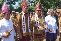 Muhdoruddin gelar Dalom Cahaya Marga (Kiri) mendampingi rombongan usai menyambut Gubernur RMD dan Bupati Tanggamus di Pekon Tegineneng  Kecamatan Limau, Senin 28 April 2025 | Herdi/Media Prioritastv.com.