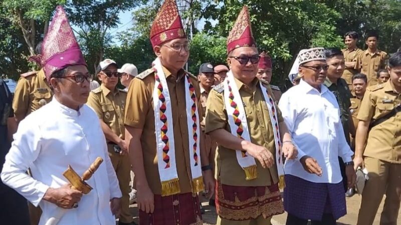 Muhdoruddin gelar Dalom Cahaya Marga (Kiri) mendampingi rombongan usai menyambut Gubernur RMD dan Bupati Tanggamus di Pekon Tegineneng Kecamatan Limau, Senin 28 April 2025 | Herdi/Media Prioritastv.com.