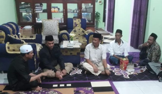 Ketua Granat Tanggamus, Agus Ciek (Tengah) saat mendampingi Kapolres Tanggamus kunjungi Ponpes Al Qodir Batu Tegi, Air Naningan, Senin 28 April 2025 | Asrul Ariski/Media Prioritastv.com.
