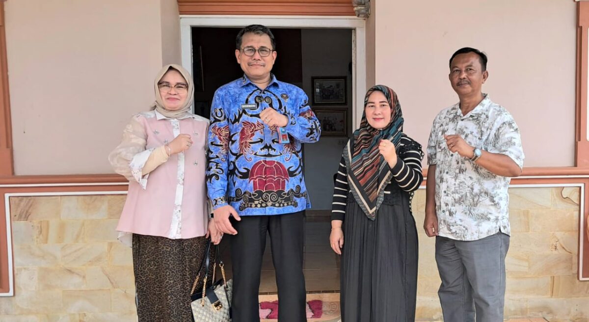 Foto bersama Kepala BNN Provinsi Lampung Brigjen Pol Norman Widjajadi, S.I.K., dan Ketua DPC Granat Tanggamus Agus Ciek usai kunjungan ke sekretariat Granat setempat, Selasa 29 April 2025 | Asrul Ariski/Media Prioritastv.com.