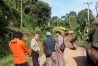 BPBD Tanggamus saat melakukan evakuasi material longsor di Jalan Raya Pekon Paku, Kelumbayan, Tanggamus | Solahudin Magad/Media Prioritastv.com.