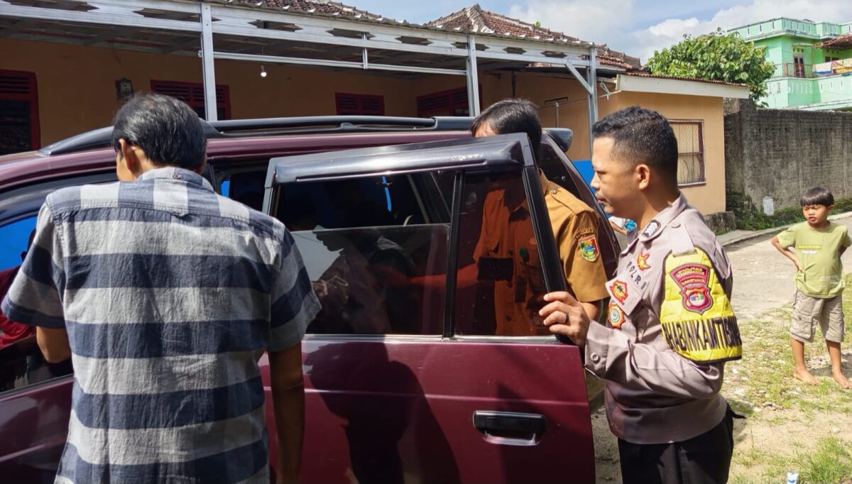 Pemuda 22 inisial JF saat dievakuasi ke kendaraan sebelum dibawa ke Rumah Sakit Jiwa, Lampung, Selasa 29 April 2025 |