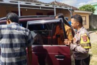Pemuda 22 inisial JF saat dievakuasi ke kendaraan sebelum dibawa ke Rumah Sakit Jiwa, Lampung, Selasa 29 April 2025 |