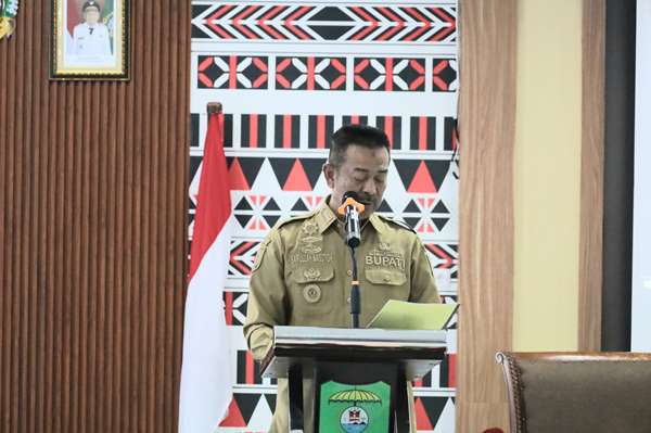 Bupati Mandailing Natal H. Saipullah saat Membuka Musyawarah Perencanaan Pembangunan Rencana Kerja Pemerintah Daerah (Musrenbang) di Aula Kantor Bupati, komplek Perkantoran Payaloting, Selasa (29/4/2025).