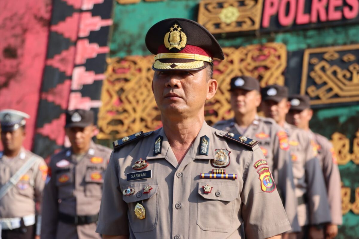 Kabag SDM Polres Tanggamus, Sarwani saat resmi menyandang pangkat baru sebagai Komisaris Polisi dalam upacara di Lapangan Mapolres setempat, Rabu 30 April 2025 | Dok. Humas Polres Tanggamus.