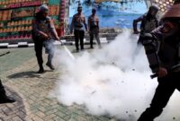 Pemadaman api menggunakan apar saat simulasi pengamanan aksi unjuk rasa sambut May Day di Lapangan Mapolres Tanggamus, Rabu 30 April 2025 | Herdi/Media Prioritastv.com.