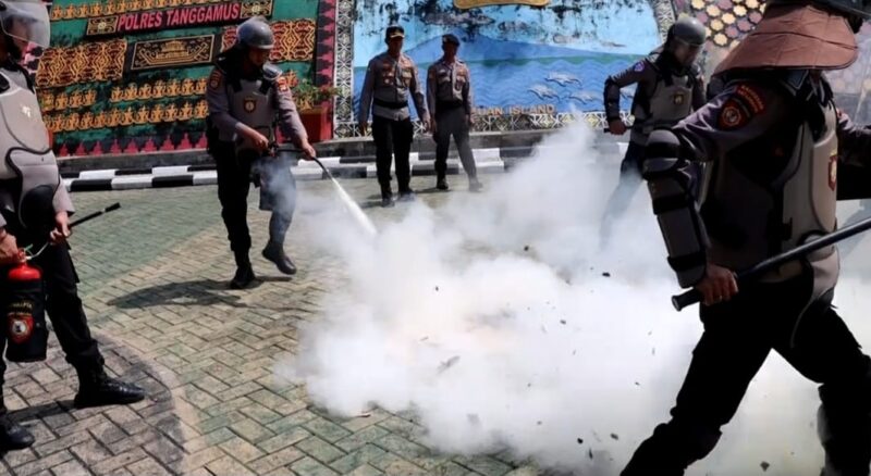 Pemadaman api menggunakan apar saat simulasi pengamanan aksi unjuk rasa sambut May Day di Lapangan Mapolres Tanggamus, Rabu 30 April 2025 | Herdi/Media Prioritastv.com.