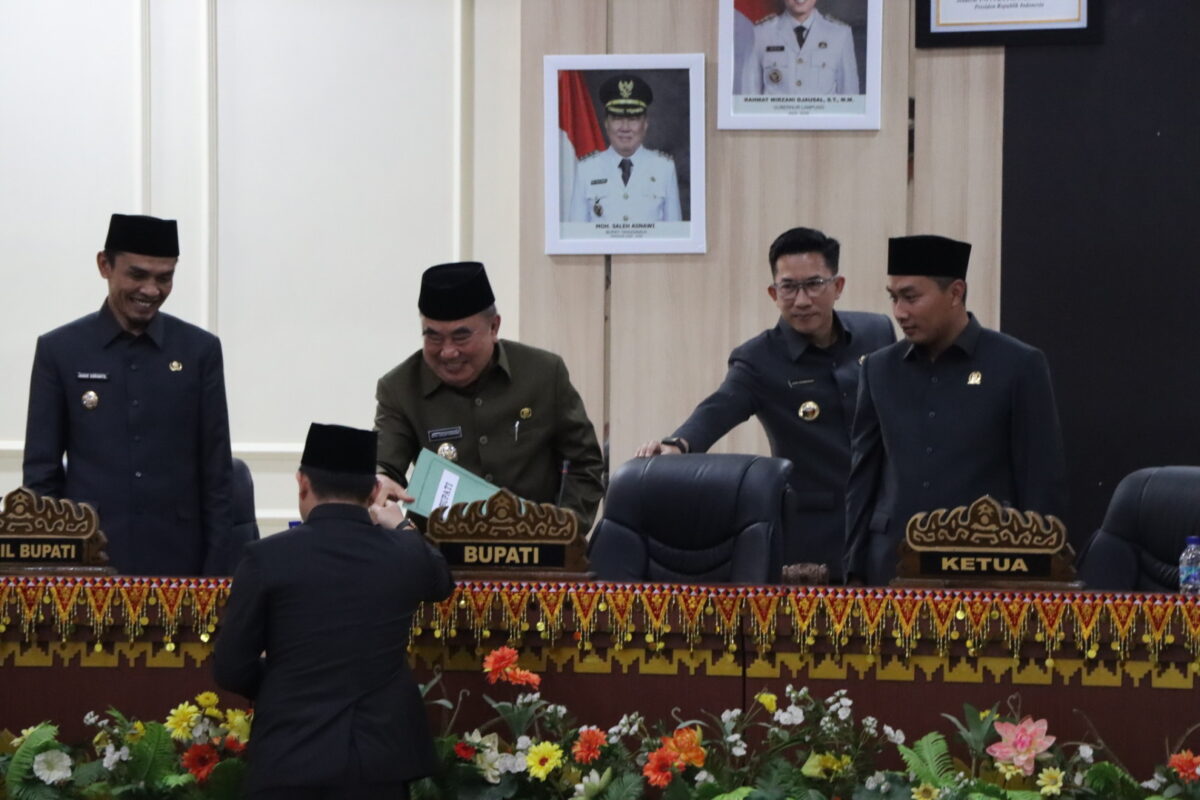 Penyerahan laporan hasil pembahasan pada Paripurna DPRD Kabupaten Tanggamus agenda Rapat Paripurna Penyampaian Laporan Hasil Pembahasan, Persetujuan DPRD dan Pendapat Akhir Kepala Daerah Terhadap Laporan Keterangan Pertanggungjawaban (LKPJ) Bupati Tanggamus Tahun 2024 digelar pada Jum’at, 25 April 2025 | Herdi/Media Prioritastv.com.