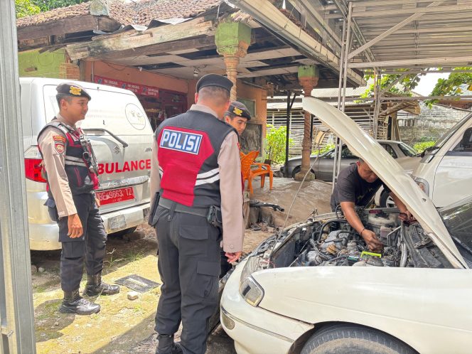 
 Satuan Samapta Polres Tulang Bawang Gelar Patroli Jalan Kaki dan Sosialisasikan Layanan Hotline 110