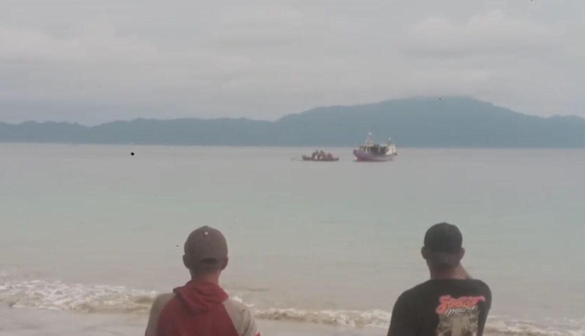 Kondisi KM Sumber Rezeki saat berada di perairan antara Pekon Kaur Gading dan Pekon Martanda, Rabu 2 April 2025 | Dok. Helmi.