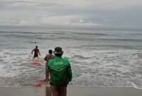 Proses Evakuasi Korban Tenggelam di Pantai Mandiri Pesisir Barat, Jumat 4 April 2025 | Dok. Istimewa.