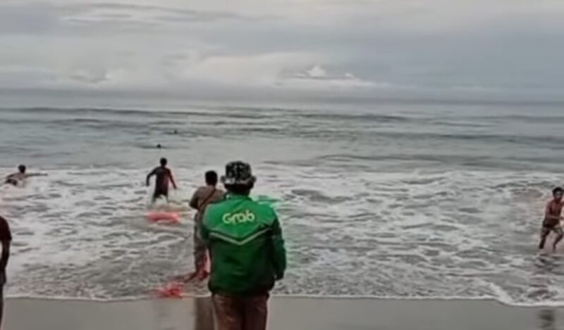 Proses Evakuasi Korban Tenggelam di Pantai Mandiri Pesisir Barat, Jumat 4 April 2025 | Dok. Istimewa.