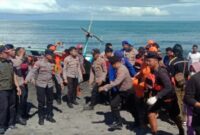 Tim SAR Gabungan saat menemukan jenazah Abil Far’i Zaenal Fanan (15), remaja yang dilaporkan tenggelam di Pantai Mandiri Sejati, Pesisir Barat, Lampung, Minggu 6 April 2025 | Suroso/Media Prioritastv.com.