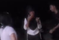 Seorang pria tampak berada di lokasi perudungan dan tak berbuat apapun saat kejadian | Tangkapan Layar Video.