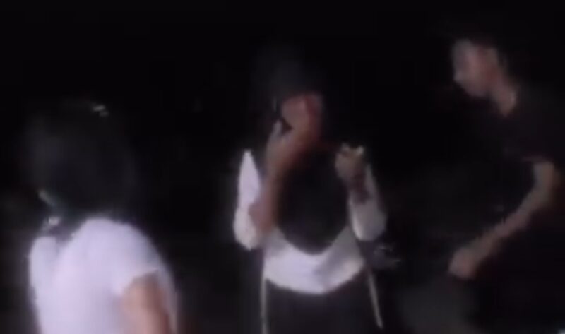 Seorang pria tampak berada di lokasi perudungan dan tak berbuat apapun saat kejadian | Tangkapan Layar Video.