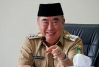 Bupati Tanggamus Moh Saleh Asnawi saat memimpin rapat, Senin 21 April 2025 | Dok. Pemkab Tanggamus.