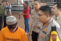 Tersangka Herman saat ditanyai oleh Kapolres Lampung Selatan sebelum dijebloskan ke sel tahanan usai konferensi pers di Mapolres setempat, Jumat 4 April 2025 | Erwin/Media Prioritastv.com.